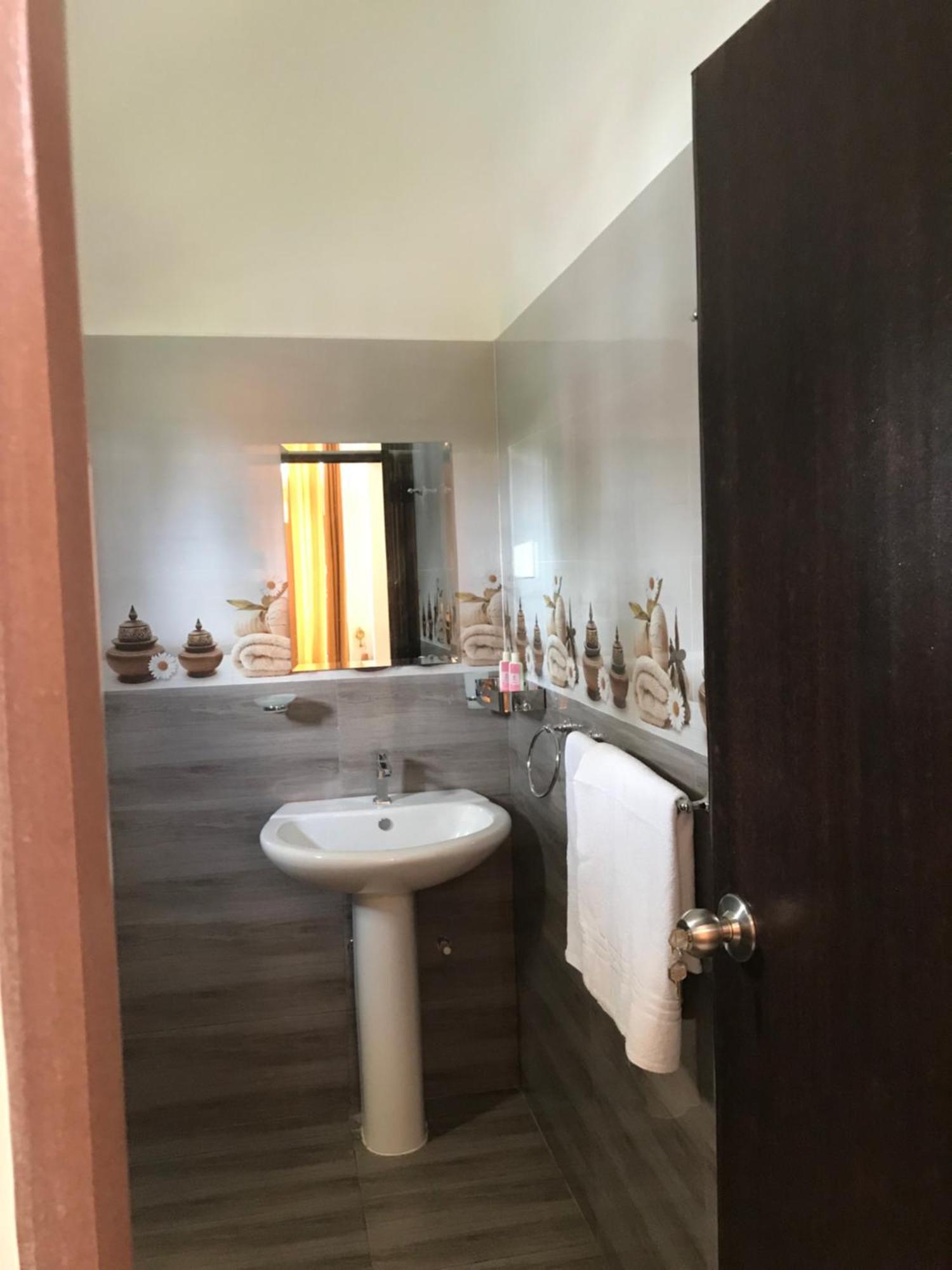 Sri White Villa Airport Boutique Hotel Katunayaka Εξωτερικό φωτογραφία