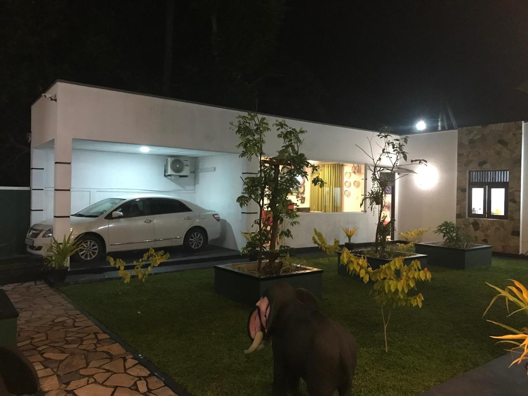 Sri White Villa Airport Boutique Hotel Katunayaka Εξωτερικό φωτογραφία